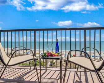 Luxury Beachfront Colony Renovated 2025 - 默特爾比奇 - 陽台