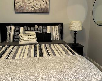 Cozy updated apartment - Easton - Bedroom