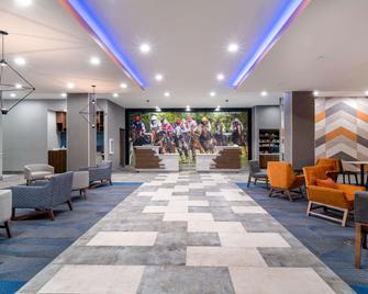 La Quinta Inn & Suites by Wyndham Louisville NE/Old Henry Rd - Louisville - Lobby
