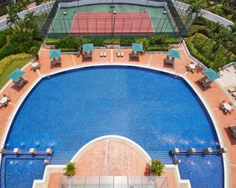 Village Residence Hougang by Far East Hospitality - Singapore - בריכה