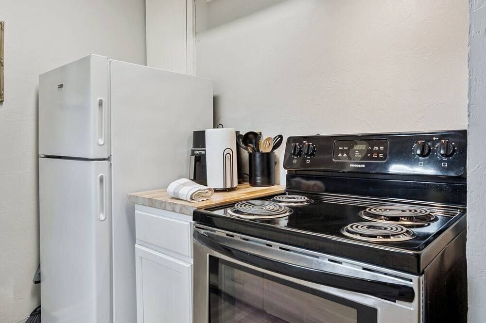 Cozy Winter Oasis Fast Wifi Rain Shower - Oklahoma City