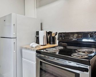 Cozy Winter Oasis Fast Wifi Rain Shower - Oklahoma City