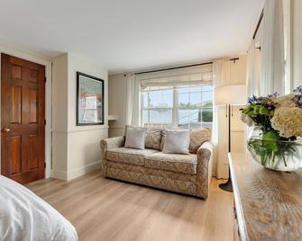Red Clover Inn: Queen Suite + sofabed Killington - Mendon - Living room