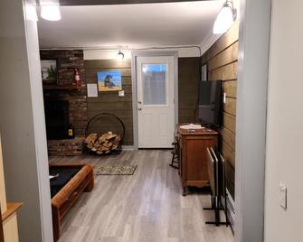 1B/1B Apt. on Hobby Farm in Bristol. 5 minutes from Newfound Lake - Bristol - Bedroom