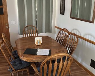 Family Home, Blocks from Pro Football Hall of Fame, Fenced Yard, Pet Friendly - Canton - Jídelna