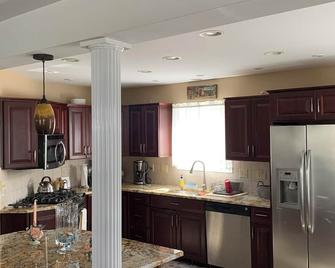 3-bedroom Getaway with AC and WiFi in Sylvan Beach - Walk to Everything! - Sylvan Beach - Cocina