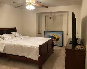 Beautiful, spacious, and cozy 3bed -2bath home in the serene high desert. - Hesperia - Slaapkamer