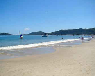 Large Ap, 03 Qtos, 30m From The Beach, Garage, Wifi, Netflix, Air Cond, Barbecue. In The Bag - Florianopolis - Beach