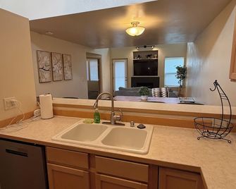 Charming 2-bdrm townhome in Silverdale Minutes from town, Hospital & Navy base - Silverdale - Keuken
