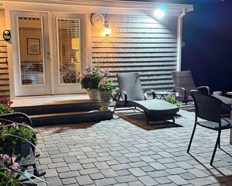 Marion Village's Very Best Cottage tiny home living close to the town beach - Marion - Patio
