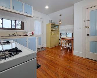 Downtown home blocks to the beach w/ king bed, deck fire pit & air conditioning - Manistee - Kitchen