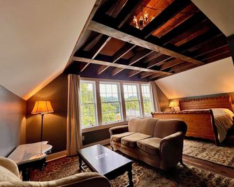 The Nuwray Hotel & Carriage House - Burnsville
