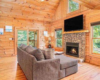 River Fishing Cabin - Lakemont - Living room