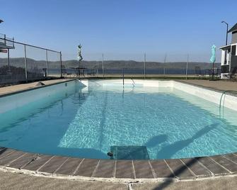 Poolside Double Queen Room (main level) - Lake City - Piscina