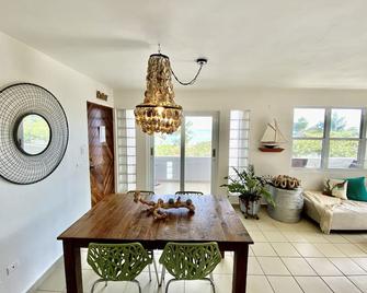 Beachfront Bliss in Mar Chiquita Beach! Private Terrace, BBQ, Balcony, and Wifi - Manatí - Comedor