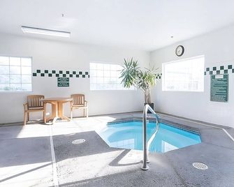 Jetted Tub Suite in Red Lion McMinnville! On-site Pool, Near Eyrie Vineyards! - McMinnville - Pool