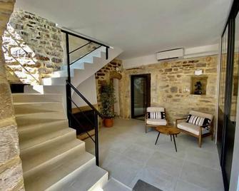Chambre Luxe La Tour With Whirlpool Bath And Shared Heated Pool - Martignargues - Escaleras