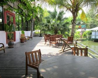 Highland Lodge Hotel - Yangon - Patio