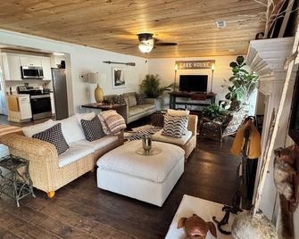 Lake Wappapello 2 Bedroom Home 1/8 mile to beach and boat ramp - Wappapello - Sala de estar