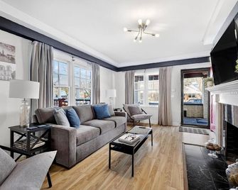 Broad Ripple Villa w/ Pool - Indianapolis - Living room