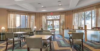 La Quinta Inn & Suites by Wyndham Ft. Lauderdale Airport - הוליווד - טרקלין