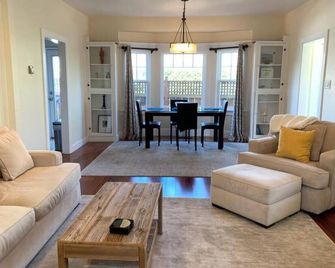 Bright and Beautiful Craftsman in downtown San Mateo - San Mateo - Living room