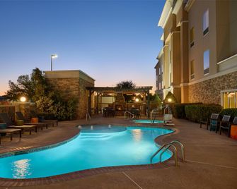 Hampton Inn Vernon - Vernon - Басейн