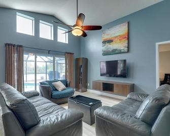 Bright Getaway w/ Ski Lake, 11 Miles to Dtwn Tampa - Brandon - Вітальня