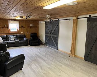 Wellsboro Rail Trail 1 - Wellsboro - Living room