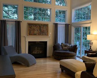 Waterfront Cheerful 6 BR Home with Private Pier - Edgewater - Living room