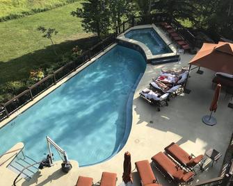 President's Ski Week Available Extra Large 2 Bedroom 3 Bath Ski-In-Out - 阿斯潘 - 游泳池