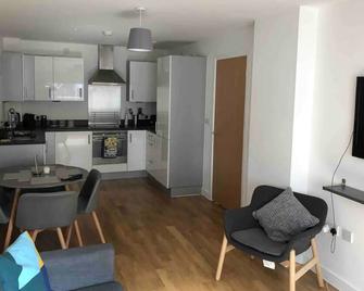 Quayside Apartment in Cardiff Bay - Cardiff - Kitchen