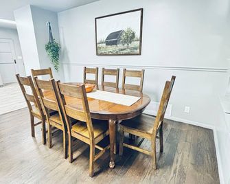 Five Miles to Frankenmuth! Quiet Farmhouse near Waterparks and Birch Run Outlets - Bridgeport - Eetruimte