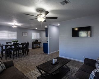 Charming 3 Bedroom residential home with parking on site. - El Paso - Living room