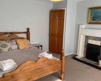 3 Bed Cottage - Sleeps 5 - Pets - Parking - Wifi - Scarborough - Bedroom