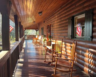 Beautiful Log Cabin With Private Pond & Dock Mlk Weekend Just Opened - Piney Creek - Patio