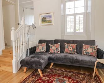 6 Kirkstyle, Pet Friendly, Character Holiday Cottage In Biggar - Biggar - Living room