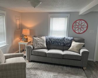 3 to 4 Minute walk to the beach, restaurants and fun! - Salisbury - Wohnzimmer