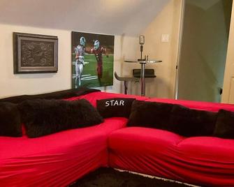 Luxury Living! Longterm Stunning Home New Poolspa\ncentrally Located In Dfw - Mansfield - Living room