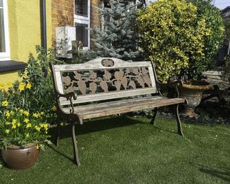 Crossways - a beautiful two bedroom village apartment in the Cotswolds - Stonehouse - Patio