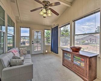 Arizona Room, Gas Grill Charming Payson Home! - Payson - Living room