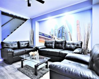 Fast Check-In 3 Bedrooms & 3 Beds, Luxury House. - Winnipeg - Living room