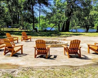 Serenity Springs On The Suwannee Cabin #2 - Old Town - Patio