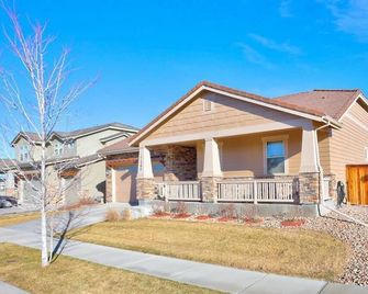 4 Bed/3 Bath, Sleeps 12! 20 min DIA, Pets-Large yard; Great for Families! - Commerce City - Edificio