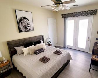 Modern 1 bedroom private suite - FREE parking on premises - Las Vegas - Bedroom
