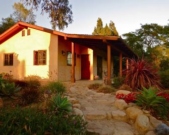 Quiet, Romantic, Montecito Retreat - Santa Barbara - Building