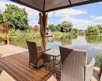 Maple Lodge at Bridge Lake Farm & Fishery - Banbury - Patio