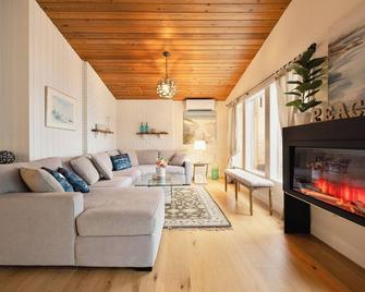 Lakefront Villa w/ Private Beach & Dock fits 14ppl - Christina Lake - Living room