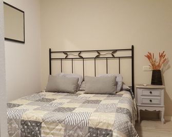 Fonda Mitjà - Torroella de Montgrí - Bedroom