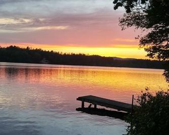 2 Bedroom Cottage on the Lake! Sleeps 6 - Sanford - Vista del exterior